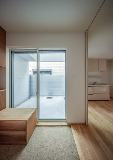 八尾の家-light court house-