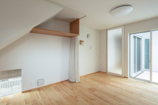 八尾の家-light court house-