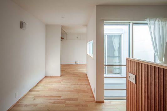 八尾の家-light court house-