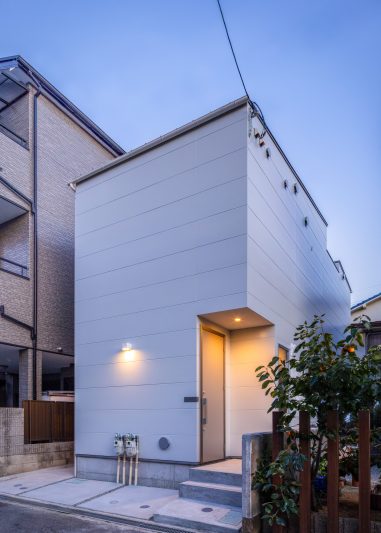 八尾の家-light court house-