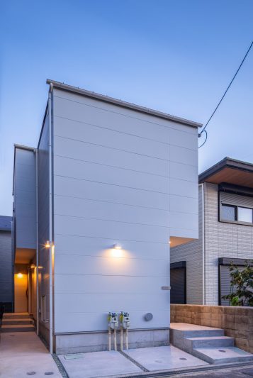 八尾の家-light court house-