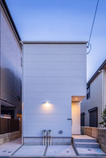 八尾の家-light court house-