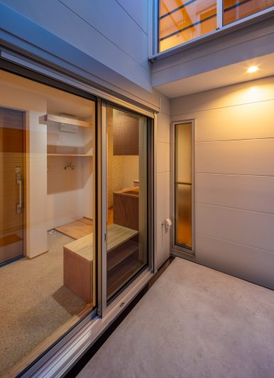 八尾の家-light court house-