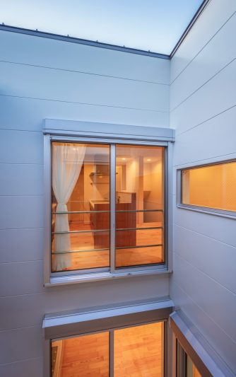 八尾の家-light court house-